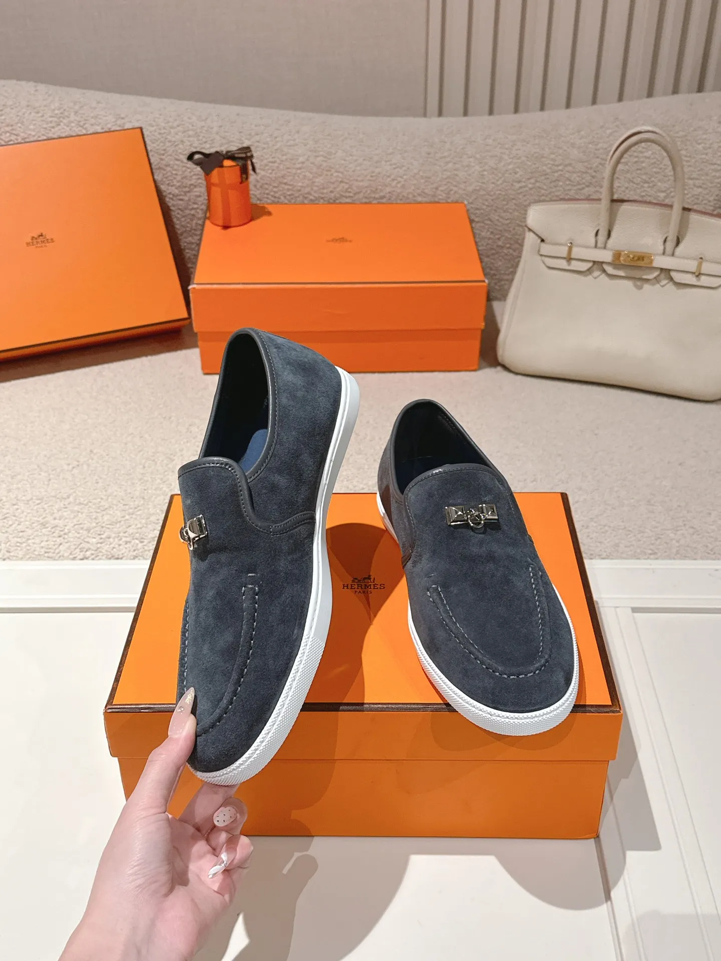 Men's Men's Shoes 600💰 Hermes# Couple Studded Loafers Calfskin and suede goatskin lace-up free sneakers with signature "H" detail. The design is simple and smooth, creating a fashionable urban look. It is comfortable and versatile. H family classics are not outdated, and the delivery counter is exquisitely packaged🛍📦 Fabric: Original customized imported first-layer cowhide/cow down Lining: Imported soft sheepskin Sole: Original open-molded anti-slip TPU material Size: 35-45